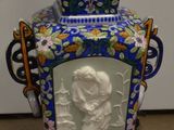 un vase avec l'image d'un homme et d'une femme dessus