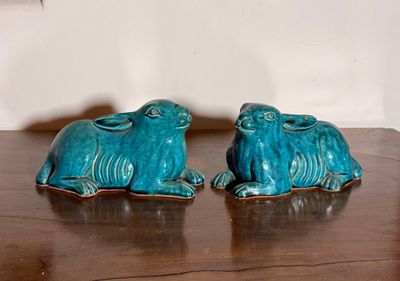 deux animaux en céramique bleue posés sur une table en bois