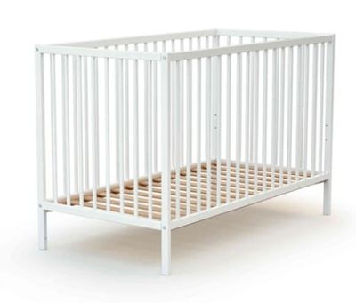 lit de bébé blanc avec des barreaux en bois sur fond blanc