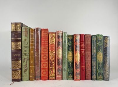 un grand nombre de livres alignés sur une étagère