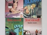 trois livres posés sur une table blanche, avec une voiture en arrière-plan