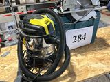 une machine posée sur une table