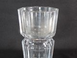 un verre en verre transparent posé sur une table noire