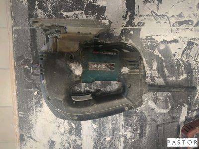 une photo d'une perceuse accrochée au mur d'une pièce
