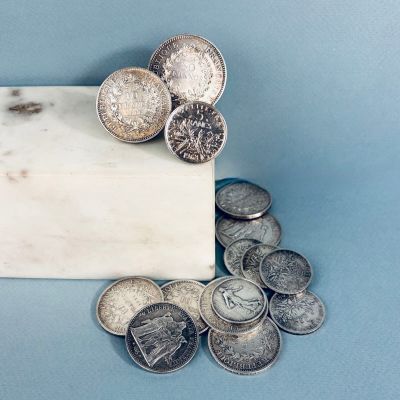 un bloc de marbre sur lequel est posé un tas de pièces de monnaie