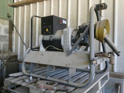 une machine posée sur une palette à l'intérieur d'un bâtiment