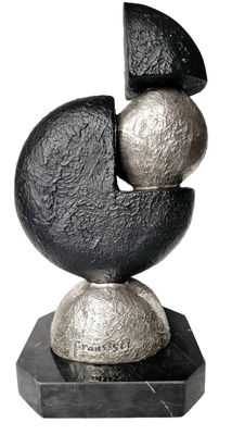 une sculpture noire et argentée posée sur un socle en marbre