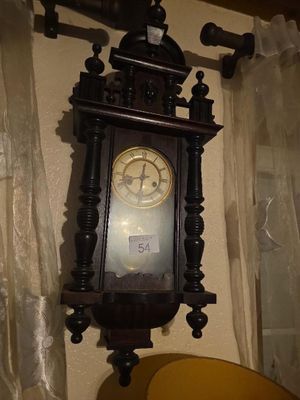 une horloge accrochée au mur à côté d'une lampe