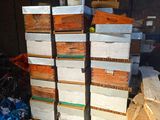 une pile de boîtes empilées les unes sur les autres