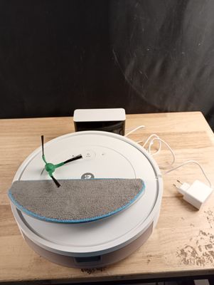 une horloge posée sur une table en bois