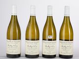 trois bouteilles de vin blanc sont alignées sur une table