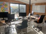 une image représentant un bureau avec de nombreux bureaux et ordinateurs