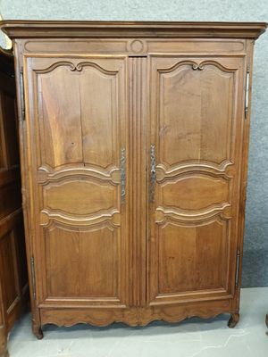 Armoire en bois clair mouluré, - Photo 1