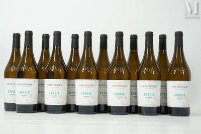 six bouteilles de vin sont alignées sur une table