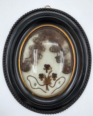 l'image d'un tableau représentant une femme aux cheveux longs, dans un cadre noir