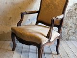 une chaise qui se trouve dans le coin d'une pièce