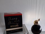 un flacon de parfum posé sur une table à côté d'une boîte de parfum