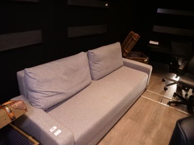 une photo d'un salon avec un canapé et un fauteuil