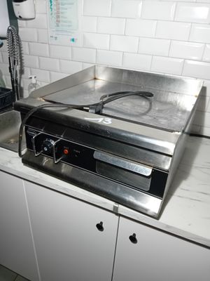 une cuisinière posée sur un plan de travail dans une cuisine