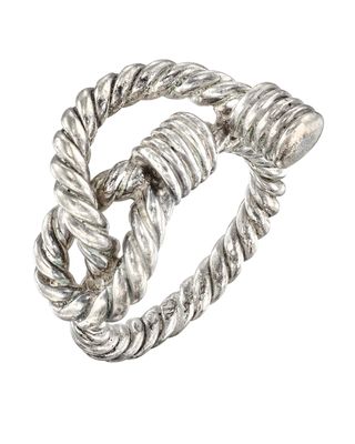 une image montrant un gros plan d'une bague en argent sur fond blanc