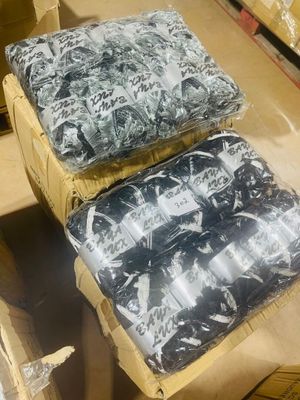 deux sacs de provisions posés sur une table