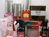 de nombreux parfums différents posés sur une table blanche