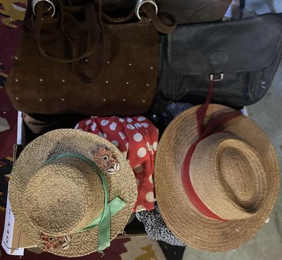 deux chapeaux et un sac posés sur une table