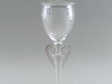 un verre en verre avec un couvercle posé sur une table