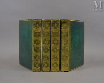 trois livres sont empilés sur une surface blanche