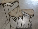 deux tables posées sur un sol en ciment