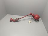 une lampe rouge posée sur une table blanche