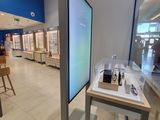 un grand écran au milieu d'un magasin