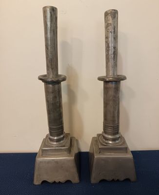 Paire de bougeoirs en étain. H 33 cm