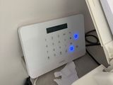 une imprimante blanche posée sur un bureau, à côté d'une autre imprimante