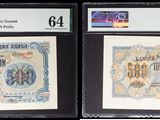 Trois types de monnaies différents sont exposés dans une vitrine