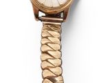l'image d'une montre-bracelet en or entourée d'une chaîne