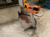 une machine placée au milieu d'une pièce