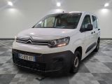 la camionnette blanche est garée dans une grande pièce au sol en damier