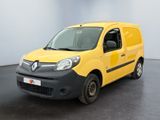 une camionnette jaune garée dans une pièce au sol noir et aux murs blancs