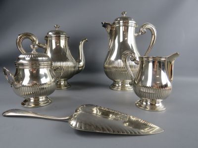 trois pièces en argent pour le thé et le café sur une table