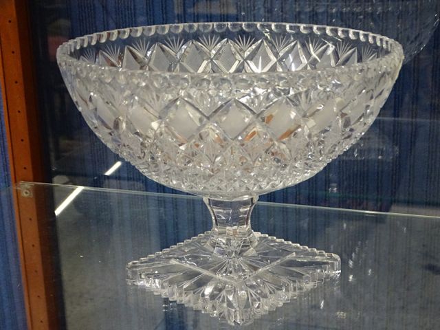 Cristal de BOHEME : importante coupe sur pied H : 19 x D : 25