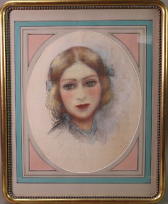 portrait d'une femme dans un cadre doré sur fond rose