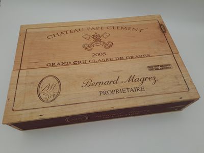 une boîte en bois portant une étiquette
