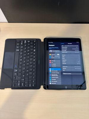 une tablette et un clavier posés côte à côte sur un bureau
