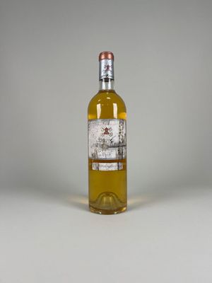 une bouteille de vin posée sur une table
