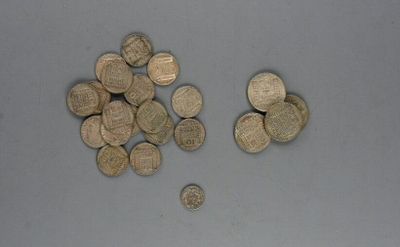 beaucoup de pièces posées sur une table à côté d'une pièce