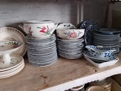 plusieurs assiettes et bols sur une étagère dans la cuisine