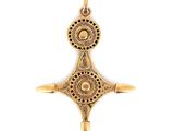 une image représentant un pendentif en forme de croix en or sur fond blanc