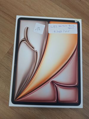 une boîte ouverte contenant un bloc-notes et un stylo, posée sur une table en bois
