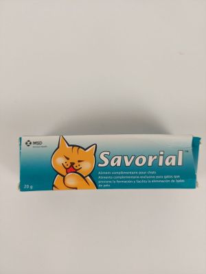 un chat orange assis sur un tube de dentifrice